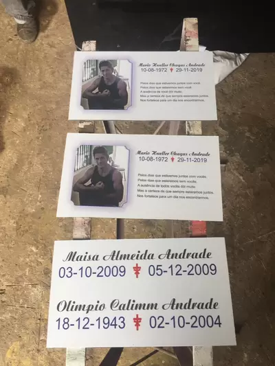 placas póstumas em ACM ou em PVC